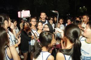 Rio Dewanto bersama peserta Glow Run GT125&nbsp;Bandung