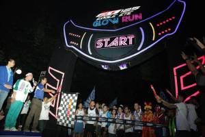 Rio Dewanto dan para peserta di garis start Glow Run GT125&nbsp;Bandung