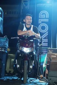 Rio Dewanto duduk di atas&nbsp;GT125