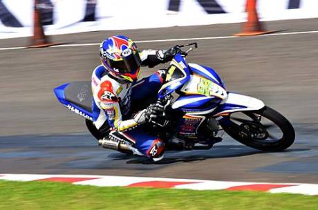Fitriansyah Kete (Yamaha Tunggal Jaya) memacu Jupiter Z1 di free practice kelas IP 2(110 cc) seri pertama Indoprix 2014, sirkuit Sentul Karting International