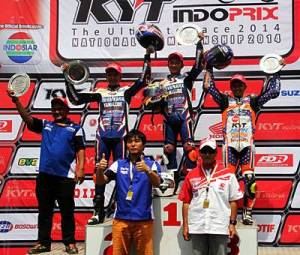 Podium race 1 kelas 110 cc (kiri ke kanan Rey Ratukore – Fitriansyah Kete – I Gde Arya) seri pertama Indoprix&nbsp;2014