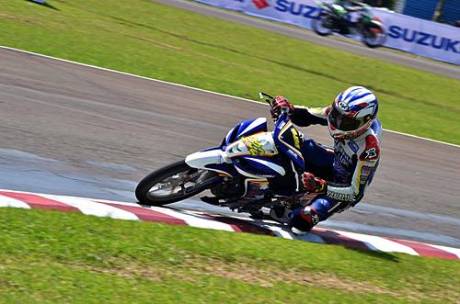 Rey Ratukore (Yamaha Tunggal Jaya) memacu Jupiter Z1 di free practice kelas IP 1(125 cc) seri pertama Indoprix 2014, sirkuit Sentul Karting International