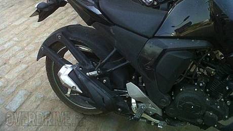 Yamaha-FZ-Facelift-Spy-Shot-Exhaust
