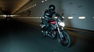 2014-Yamaha-MT125-EU-Anodized-Red-Action-003