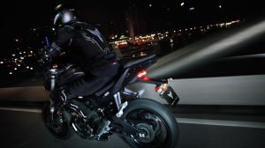 2014-Yamaha-MT125-EU-Anodized-Red-Action-007