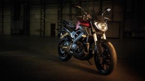 2014-Yamaha-MT125-EU-Anodized-Red-Static-001