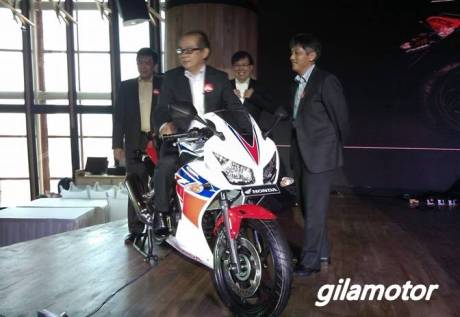 Honda CBR250R 2014 Dual keen eye launching 2014