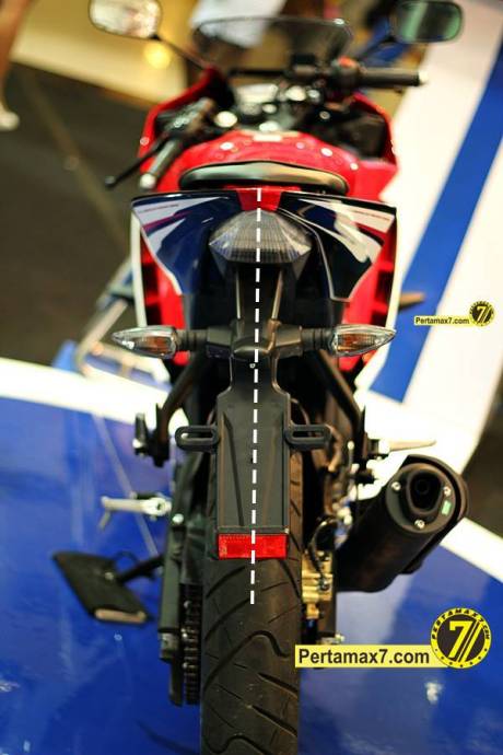 spakbor belakang yamaha YZF-R15 miring solo