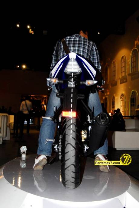 spakbor belakang yamaha YZF-R15 miring