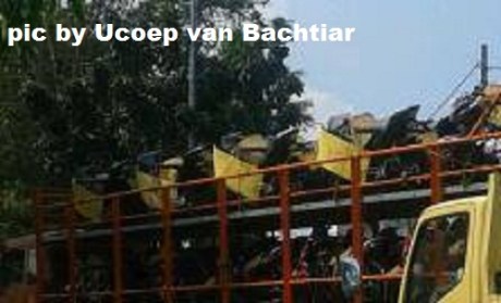 yamaha R15 diatas truk pengiriman