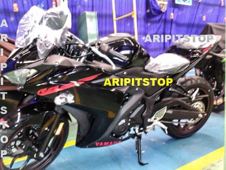 yamaha YZf-R25 black side headlamp