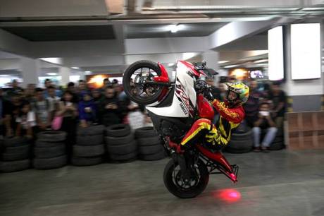 Atraksi Gymkana dengan R25 di launching R25