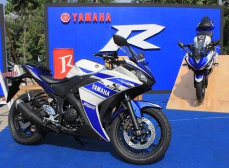 Display R25 dalam aktivitas test ride untuk konsumen R25