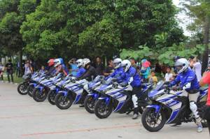 Konsumen R25 dalam aktivitas test ride di kawasan&nbsp;Ancol