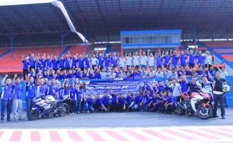 Manajemen dan Instruktur Sales Service Sparepart Yamaha Indonesia berfoto bersama setelah test ride R25 di Sentul International Circuit