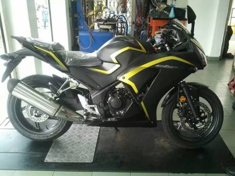 New Honda CBR250R dua keen eyes 2015 yellow Line 01