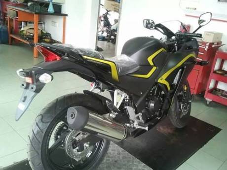 New Honda CBR250R dua keen eyes 2015 yellow Line 02