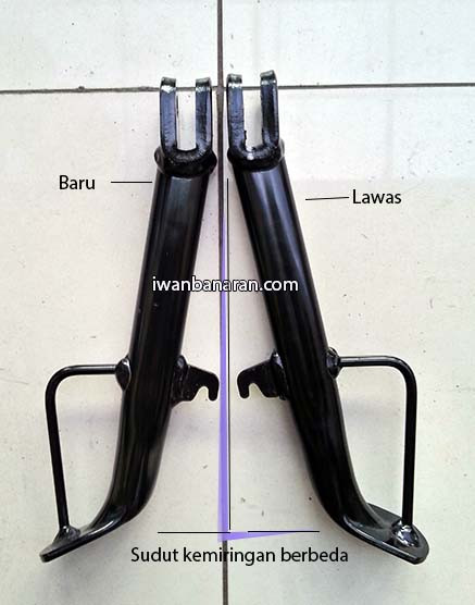 perbandingan kemiringan Standart Samping Yamaha R15 lama vs baru berseberangan