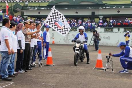 perwakilan kapolda jabar mengibarkan bendera