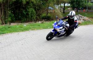 Salah satu peserta tengah praktek cornering&nbsp;R25