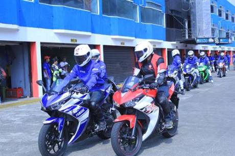 Test Ride R25 instruktur Yamaha dan awak media di Sentul International Circuit (2)