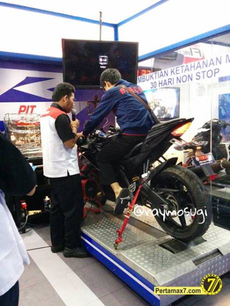 yamaha R15 tembus 153 km.jam di atas dynotest jakarta fair 2014