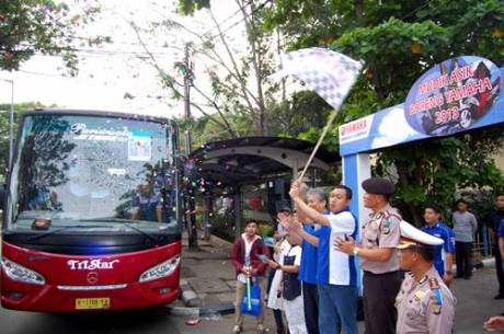 Direktur Sales PT YIMM Sutarya dan Executive Vice President Dyonsius Beti melepas peserta Mudik Asik Bareng Yamaha 2013