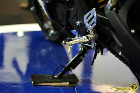 Footstep Yamaha R15 1