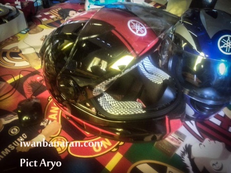 Helm standar Yamaha R25 9