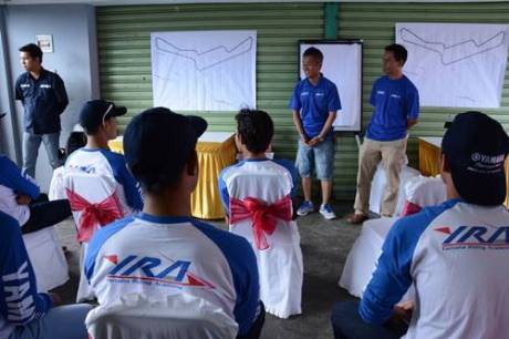 Instruktur asal Jepang Yoshiyaki Kato memberikan teori untuk rider Yamaha Indonesia peserta Yamaha Riding Academy Step 2