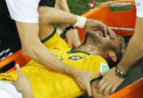 Neymar Cedera Tulang Belakang di Brazil 4