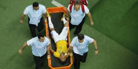 Neymar Cedera Tulang Belakang di Brazil 5