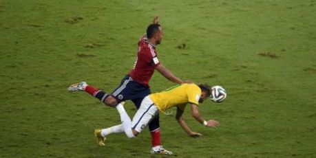 Neymar Cedera Tulang Belakang di Brazil 6