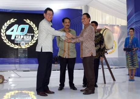 Presiden Direktur Yamaha Indonesia Yoichiro Kojima bersama Direktur Jenderal Industri Argo Kementerian Perindustrian Budi Darmadi