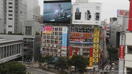 Saat ditayangkan Master of Torque di persimpangan Shibuya Jepang