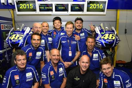 valentino rossi perbarui KOntrak bersama yamaha hingga 2016