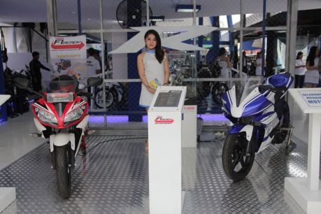 Yamaha R15 di booth Yamaha Revs Your Heart di Jakarta Fair 2014