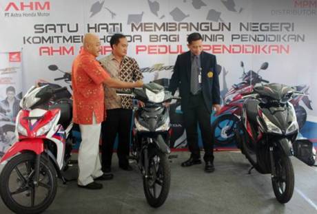 Guna mendukung Dunia Pendidikan, AHM Donasikan Sepeda Motor ke Unibraw 0