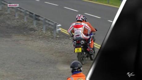 marc marquez crash Fp3 silverstone 2014 to paddock