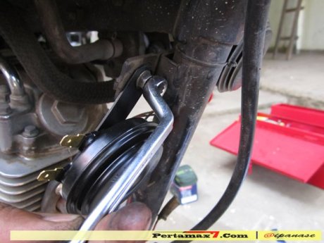 Pasang Klakson Denso Disk di Honda megapro pertamax7.com 13