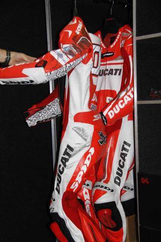 racing suit DOvizioso kena ban rossi