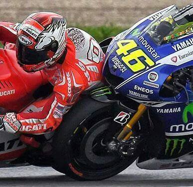 Rossi seruduk dovizioso zoom in