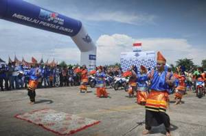 Tarian tradisional di seri 5 Yamaha Cup Race di sirkuit Lanud Tabing Padang Sumatera Barat (2)