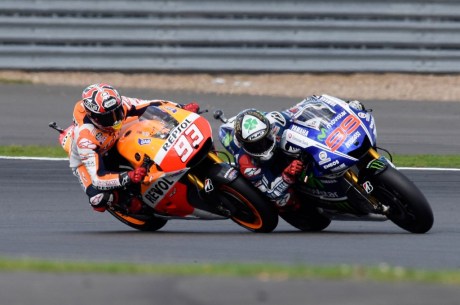 Foto-Senggolan-Marquez-dengan-Lorenzo-di-MotoGP-Silverstone-2014-Foto-02-1024x681