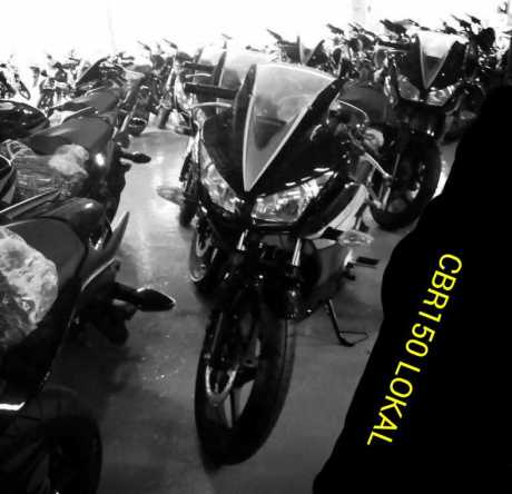 honda CBR150R lokal warna hitam
