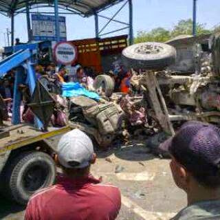 Honda Jazz Ringsek di Suramadu karena Tabrakan Karambol 2