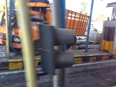 Honda Jazz Ringsek di Suramadu karena Tabrakan Karambol 4