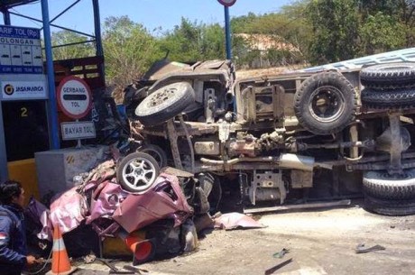 Honda Jazz Ringsek di Suramadu karena Tabrakan Karambol 8