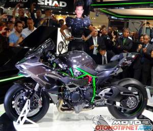 Launching-Kawasaki-Ninja-H2-1
