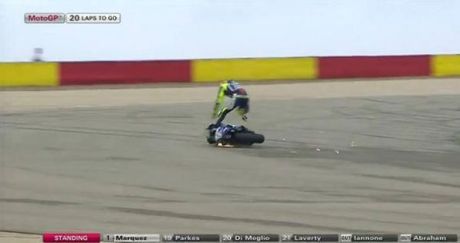 rossi crashh on aragon 2014